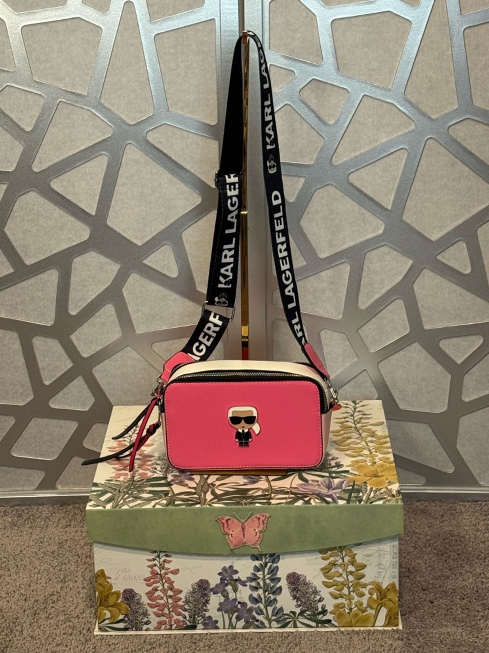 New Arrivals! Fashion Hot Pink Camera Crossbody with Black Logo Strap